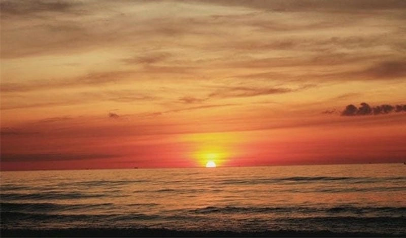 Lưu giữ khoảnh khắc hoàng hôn Phú Yên tím cả chân trời