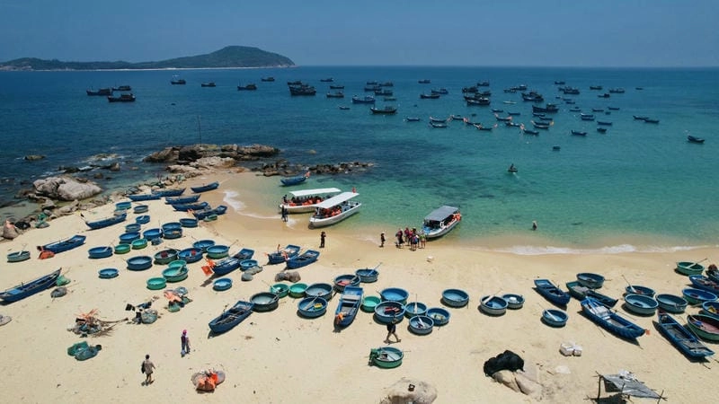 Cùng thuyền biển mùa hè lướt nhẹ trên làn nước xanh biếc