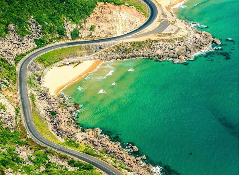 Chiêm ngưỡng màu ngọc bích của biển xanh Phú Yên tuyệt đẹp