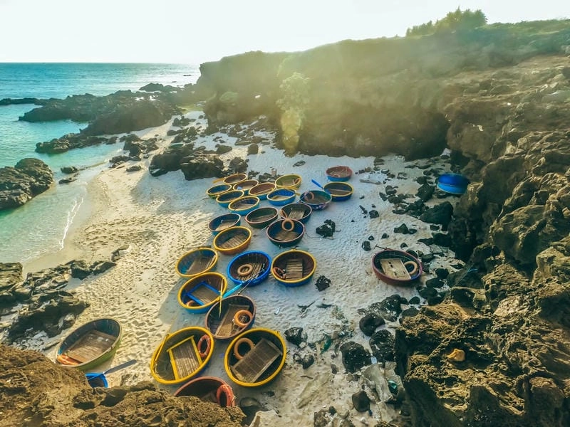 Bình minh biển Quảng Ngãi mùa hè rực rỡ sắc màu dịu dàng