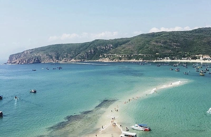 Chạm vào biển xanh Quy Nhơn bao la và đầy mê hoặc