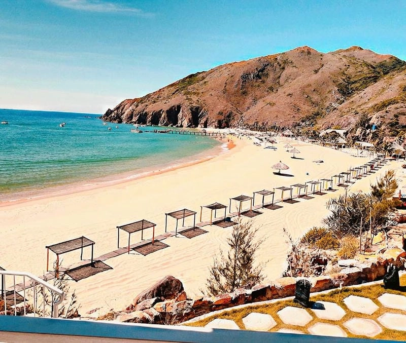 Chạm vào vẻ đẹp hoang sơ ở bãi Kỳ Co mùa hè rực rỡ