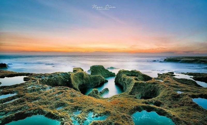 Khoảnh khắc bình minh biển Vĩnh Hy rực rỡ