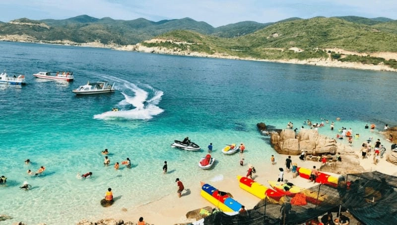 Dạo bước trên cát trắng mùa hè tinh khôi