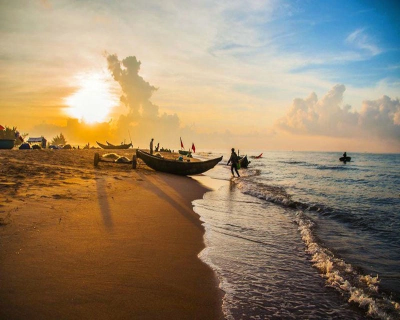 Thơ mộng trong ánh hoàng hôn thuyền biển mùa hè