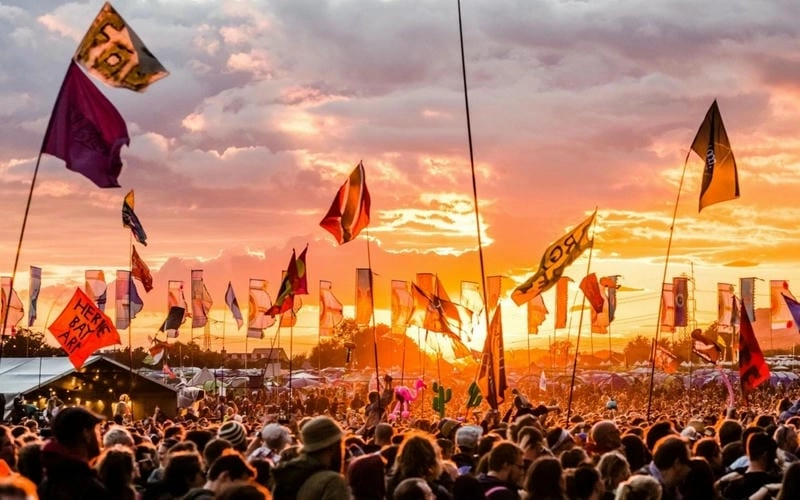 Không khí sôi động của mùa hè lễ hội Glastonbury tại Anh thật tuyệt vời