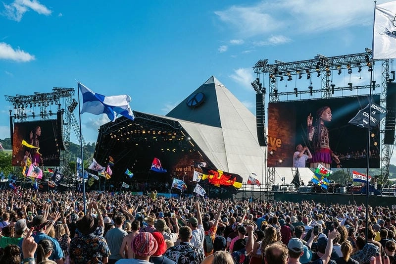 Đám đông Glastonbury hòa mình vào âm nhạc