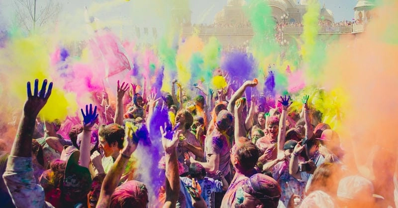 Bình minh Holi báo hiệu một ngày hội tưng bừng
