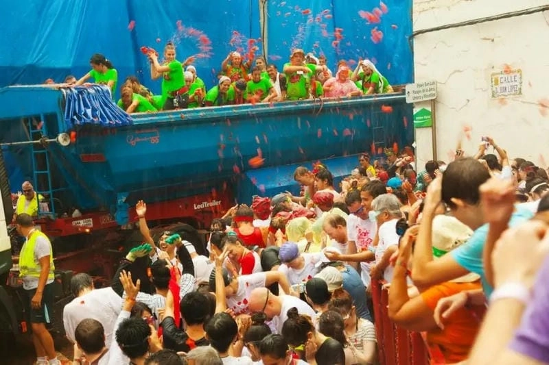 Bình minh La Tomatina báo hiệu một ngày lễ hội rực rỡ