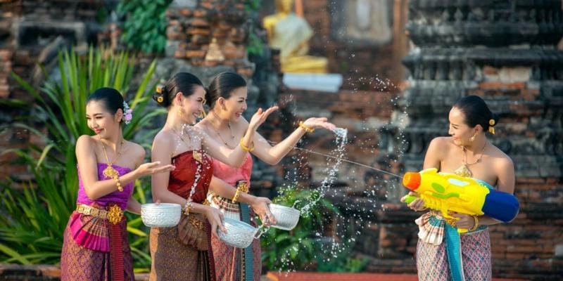 Ảnh Songkran Thái Lan rực rỡ sắc màu và náo nhiệt