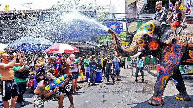 Không khí sôi động của mùa hè lễ hội Songkran tại Thái Lan thật tuyệt vời