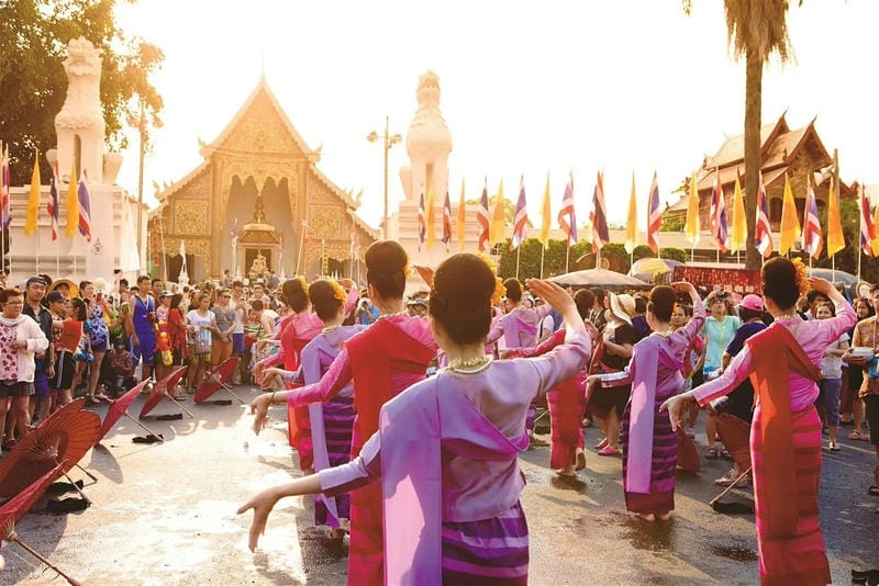 Bình minh Songkran báo hiệu một ngày hội tưng bừng