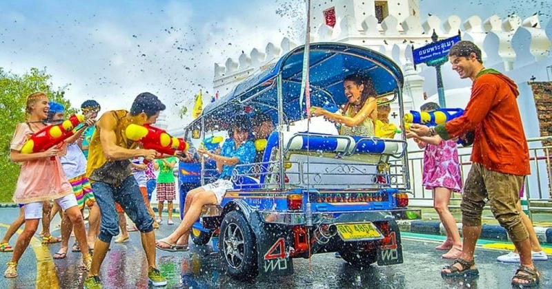 Hoàng hôn Thái Lan rực rỡ sắc màu lễ hội té nước