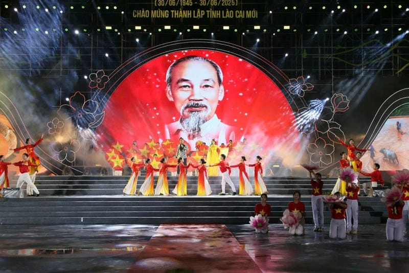 Mù Cang Chải về đêm dịu dàng bên sắc hoa cải trắng thơ