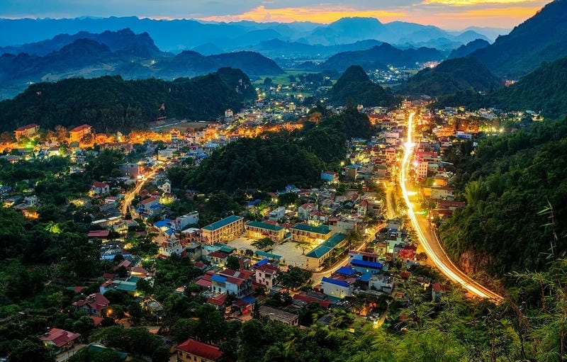 Sơn La về đêm mùa hoa cải trắng lung linh