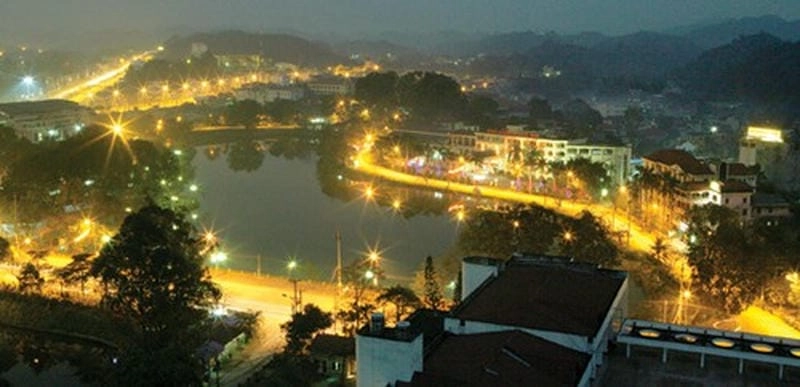 Mùa thu về đêm ở Yên Bái lung linh ánh đèn ấm áp say