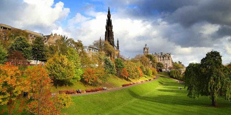 Đồi Calton mùa thu lá đỏ Edinburgh