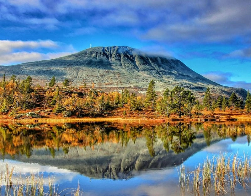 Na Uy thơ mộng với sắc lá đỏ