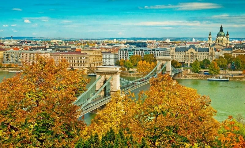 Sông Danube mùa thu lá vàng Budapest