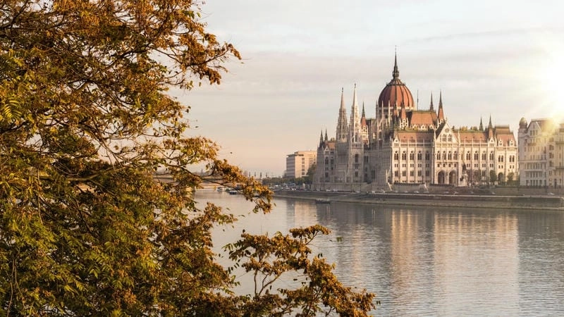 Bình minh lá vàng Budapest đẹp nao lòng