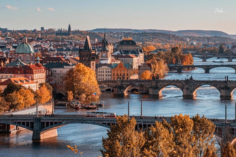 Vẻ đẹp lãng mạn mùa thu lá vàng Prague khiến lòng người xao xuyến