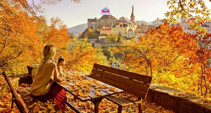 Cầu Charles lá vàng đẹp ngỡ ngàng