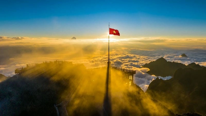 Chạm tay mây ngàn trên Fansipan mùa thu lộng gió