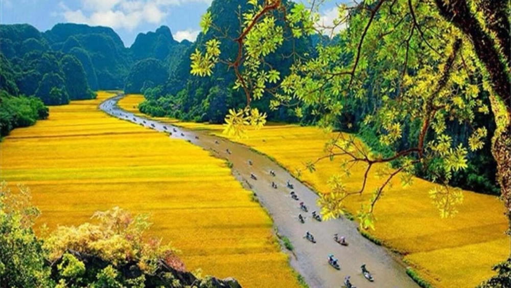 Bình yên đến lạ Tam Cốc thơ mộng