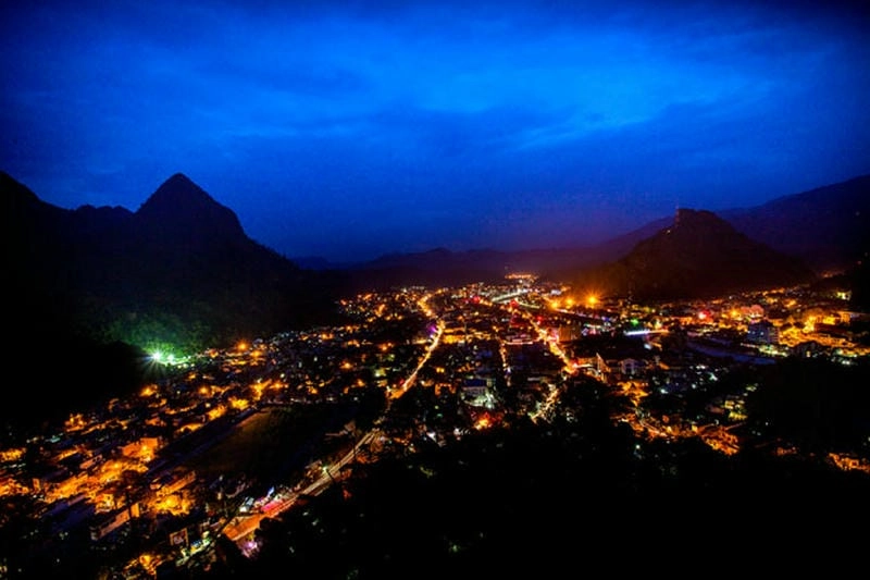 Mùa xuân về đêm mang theo vẻ đẹp tĩnh lặng huyền bí