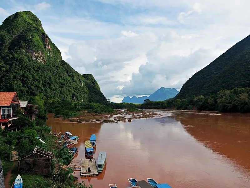 Muang Ngoi Neua đẹp như tranh giữa núi rừng