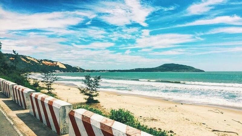 Biển Mũi Né xanh biếc ôm trọn bờ cát trắng
