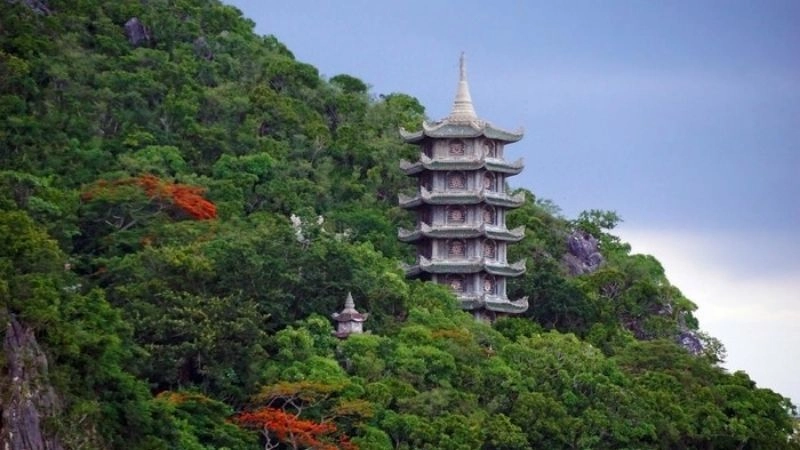 Bình yên Ngũ Hành Sơn giữa tiếng chuông thiền