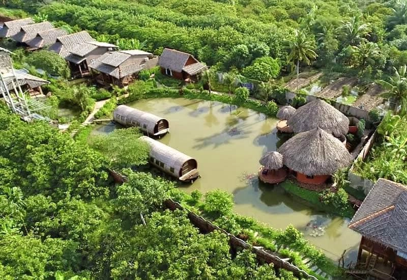 Cảnh bình minh nhà lá Cần Thơ nhuộm vàng trên kênh rạch