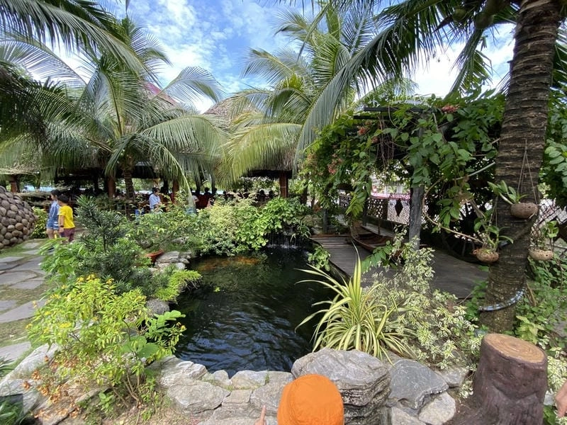 Khám phá nội thất mộc mạc ấm cúng của Nhà lá Vĩnh Long