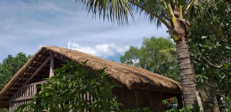 Chiêm ngưỡng hoàng hôn nhà mái lá lãng mạn bên Nhà mái lá Cà Mau