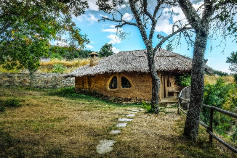 Thưởng ngoạn sân vườn Đồng Tháp xanh mát quanh nhà mái lá