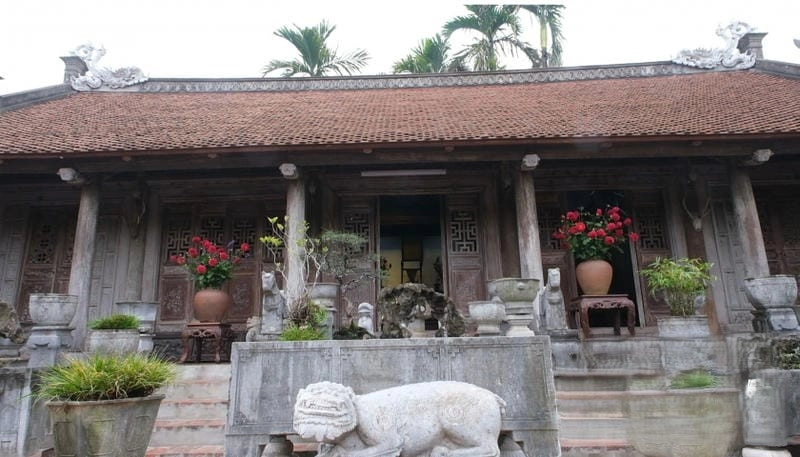 Nhà cổ Thái Bình nổi bật với mái ngói đỏ và hệ thống cột gỗ chạm trổ tinh xảo