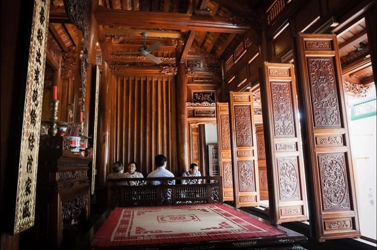 Nhà gỗ 3 gian 4 mái tại Nam Định với 20 cột gỗ tự nhiên, mái lợp ngói ta nung thủ công