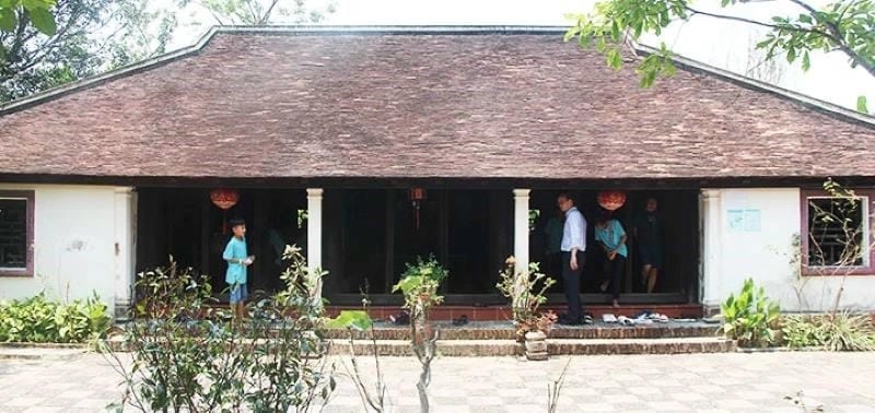 Nội thất nhà gỗ cổ truyền tại Nam Định với sập thờ, hoành phi, câu đối và cửa võng chạm trổ