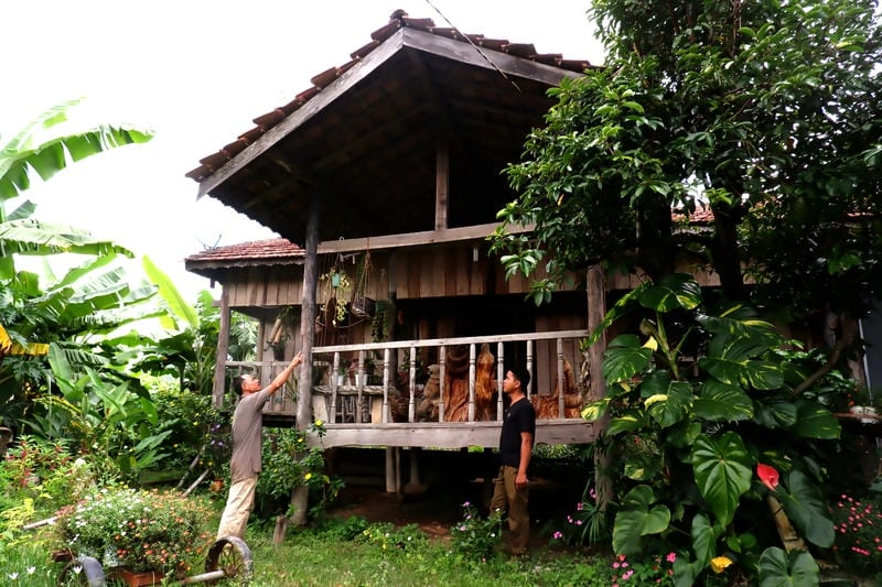 Thưởng ngoạn Nhà sàn Ba Na Kon Tum với sân trước rộng rãi