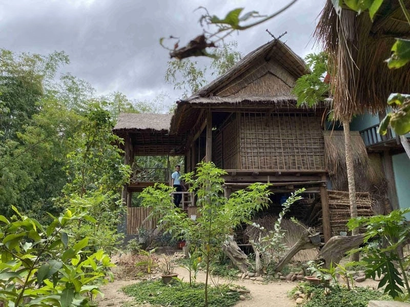 Tận hưởng cảnh đồi núi xung quanh Nhà sàn Ba Na Kon Tum