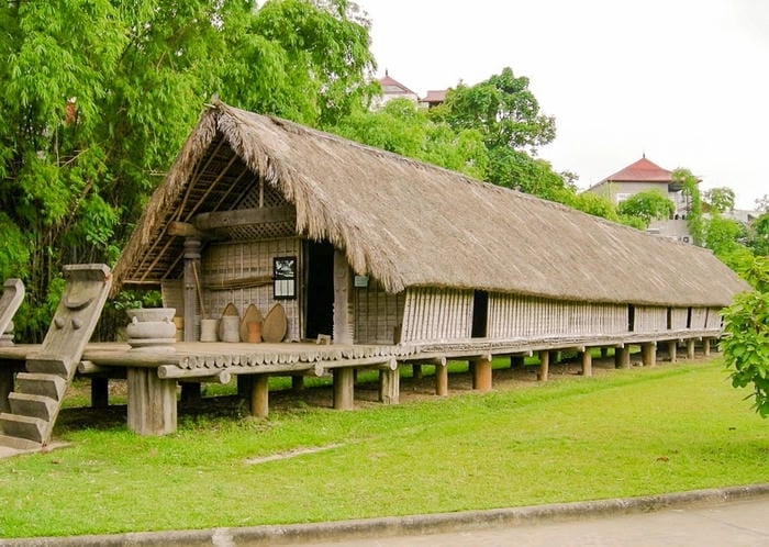 Ánh đèn lung linh soi sáng nhà sàn Ê Đê Đắk Lắk về đêm