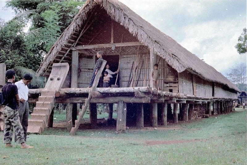 Khám phá Nhà sàn Ê Đê Gia Lai và Sân trước nhà sàn rộng rãi
