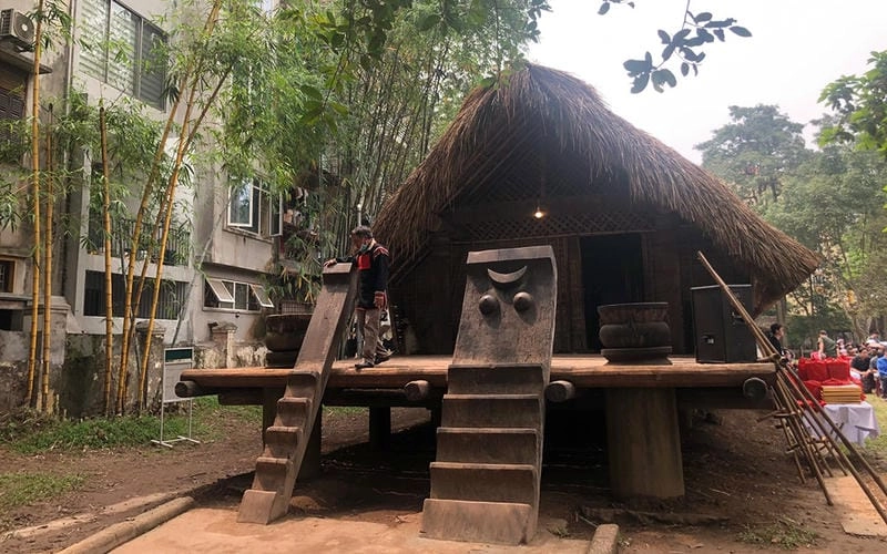 Thưởng thức Nhà sàn Ê Đê Gia Lai khi Hoàng hôn nhà sàn rực rỡ