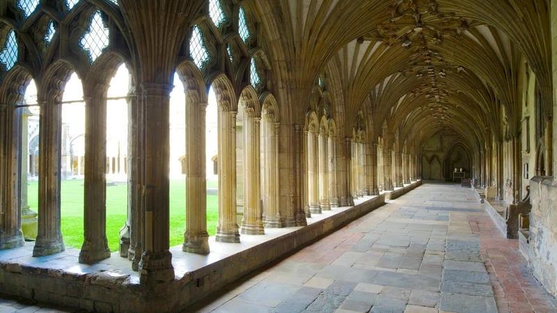 Sắc màu rực rỡ tại Cửa sổ kính màu Canterbury thu hút