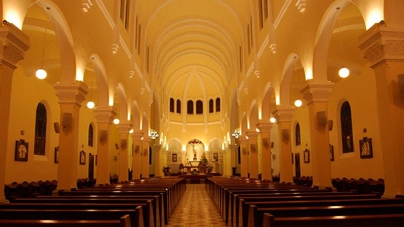 Cảnh quan Nhà thờ Con Gà thơ mộng giữa phố núi