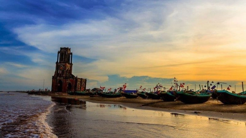 Nhà thờ đổ Hải Lý luôn thu hút ánh nhìn du khách