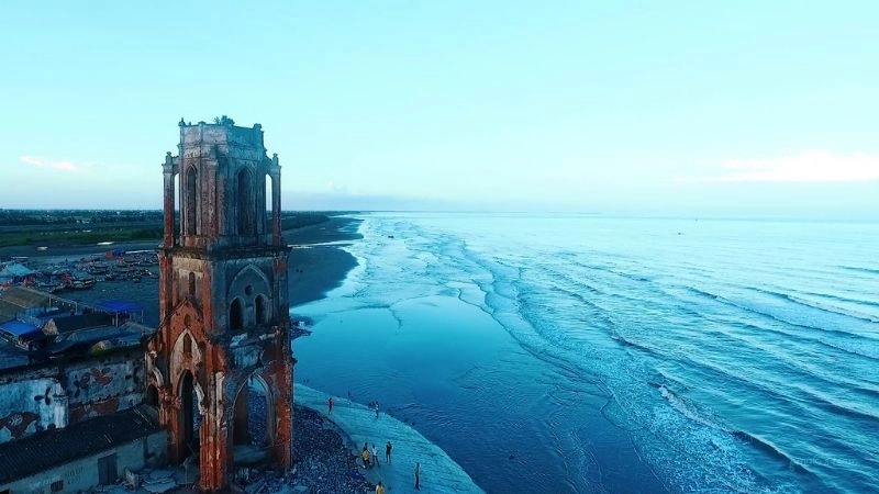 Nhà thờ đổ Hải Lý gây ấn tượng mạnh mẽ ngay từ xa