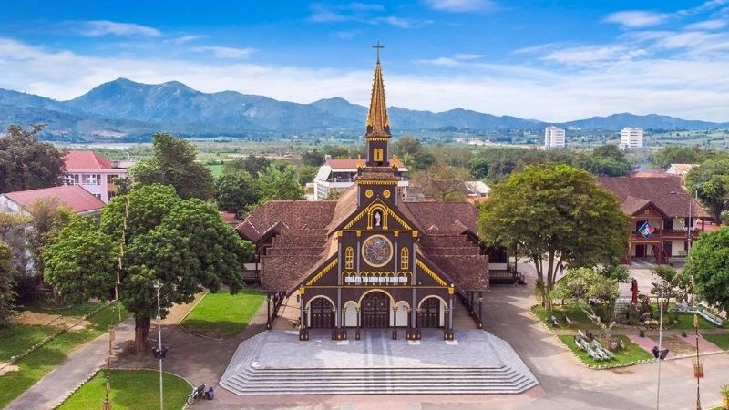 Thời điểm lý tưởng để đến Nhà thờ Gỗ Kon Tum