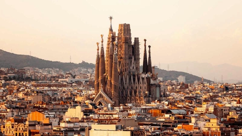 Ngắm Nhà thờ Sagrada Familia kiến trúc độc đáo Barcelona